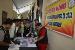 KAPOLRES BONDOWOSO GELAR TES URINE DAN HIV KEPADA RATUSAN ANGGOTA.   